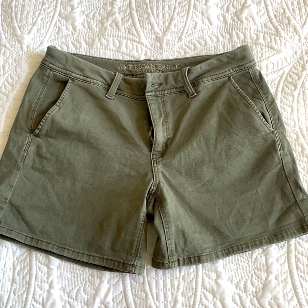 American Eagle Outfitters Women’s Size 10 midi shorts